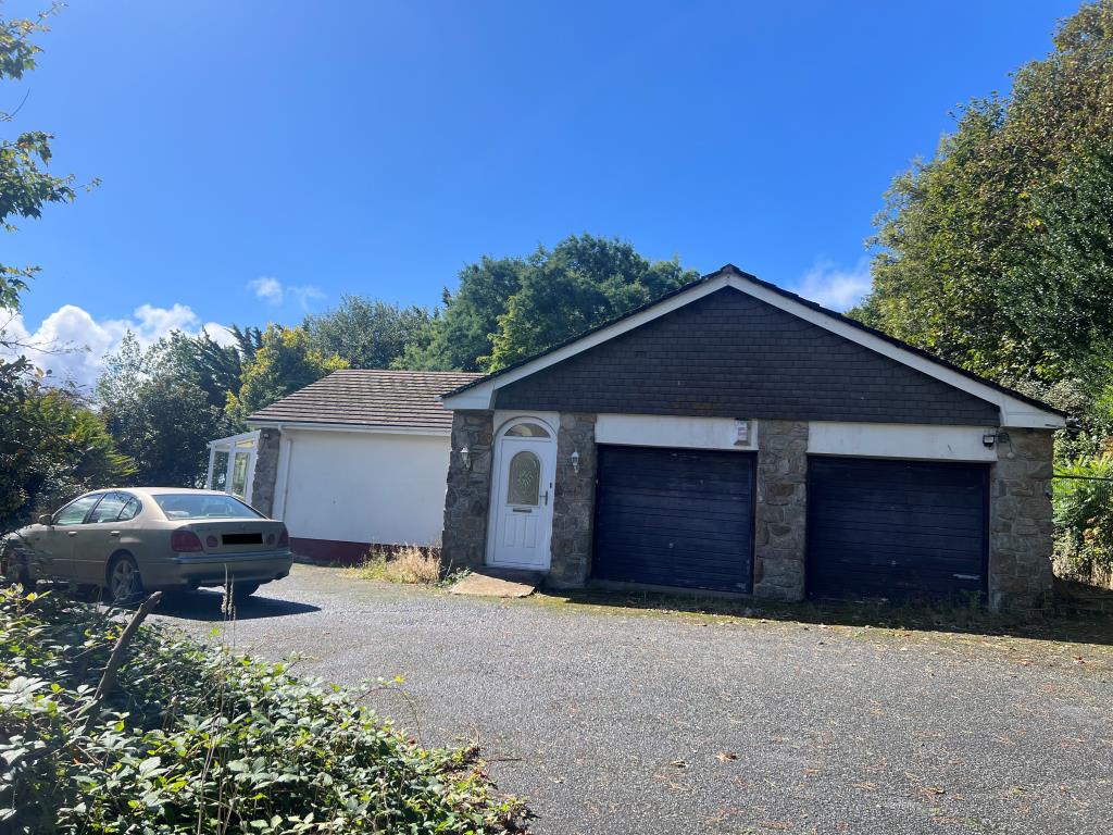 Lot: 146 - DETACHED FOUR-BEDROOM BUNGALOW WITH DOUBLE GARAGE AND GOOD SIZE GROUNDS FOR UPDATING - Front elevation from driveway